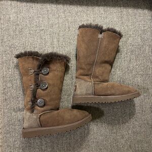UGG Australia Bailey Button Boots size 13 youth, EU30 in GUC Bailey Button.